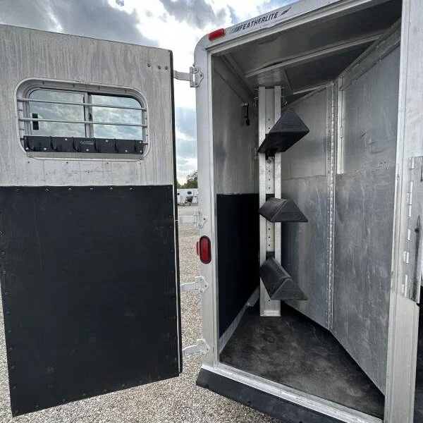 2000 Featherlite 3H GN with Dressing Room Horse Trailer - Image 6