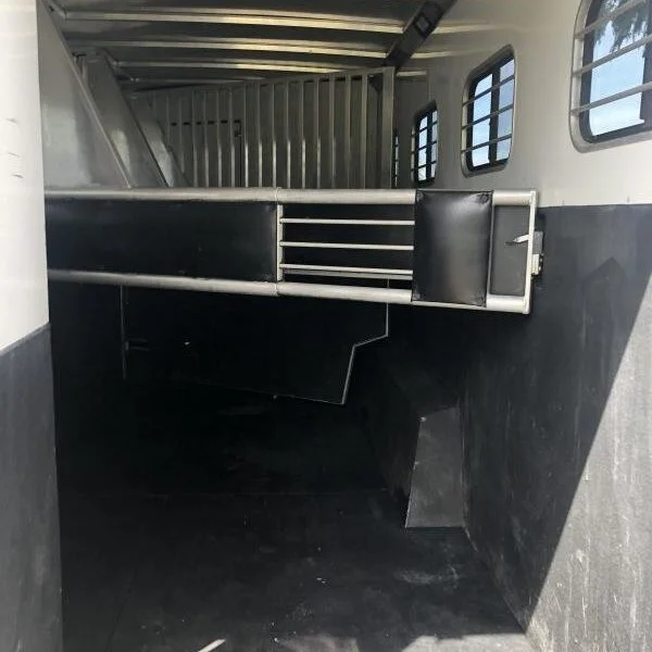 2003 Sundowner Trailers LQ 4H 8010 SIERRA Horse Trailer - Image 9