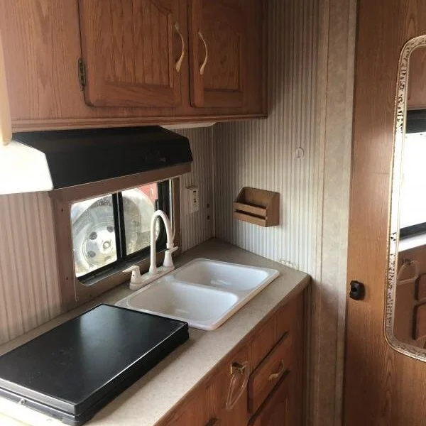 2003 Sundowner Trailers LQ 4H 8010 SIERRA Horse Trailer - Image 4