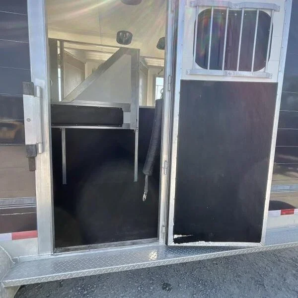 2005 Jamco 4 Horse Gooseneck Trailer - Image 4