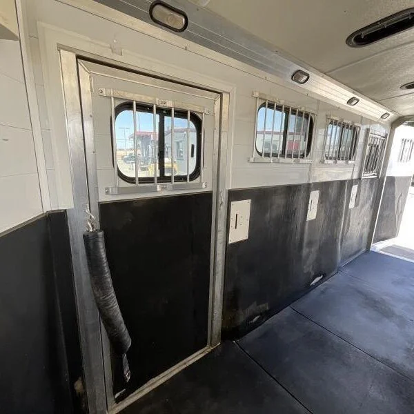 2005 Jamco 4 Horse Gooseneck Trailer - Image 6