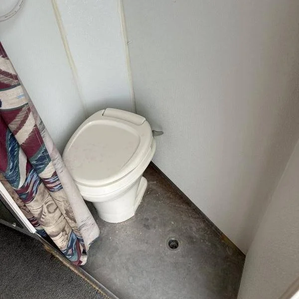 2004 Hart Trailers 3H GN Weekender Horse Trailer - Image 9