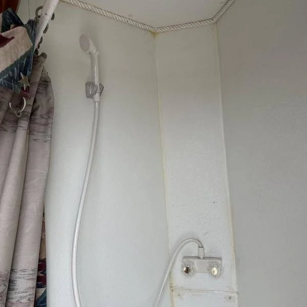 2004 Hart Trailers 3H GN Weekender Horse Trailer - Image 6